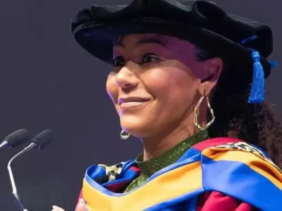 Mantan anggota grup musik Spice Girl, Mel B, menerima gelar doktor kehormatan dari Universitas Leeds Beckett, Inggris, Senin (15/7). (Foto: Instagram/Leeds Beckett Official)