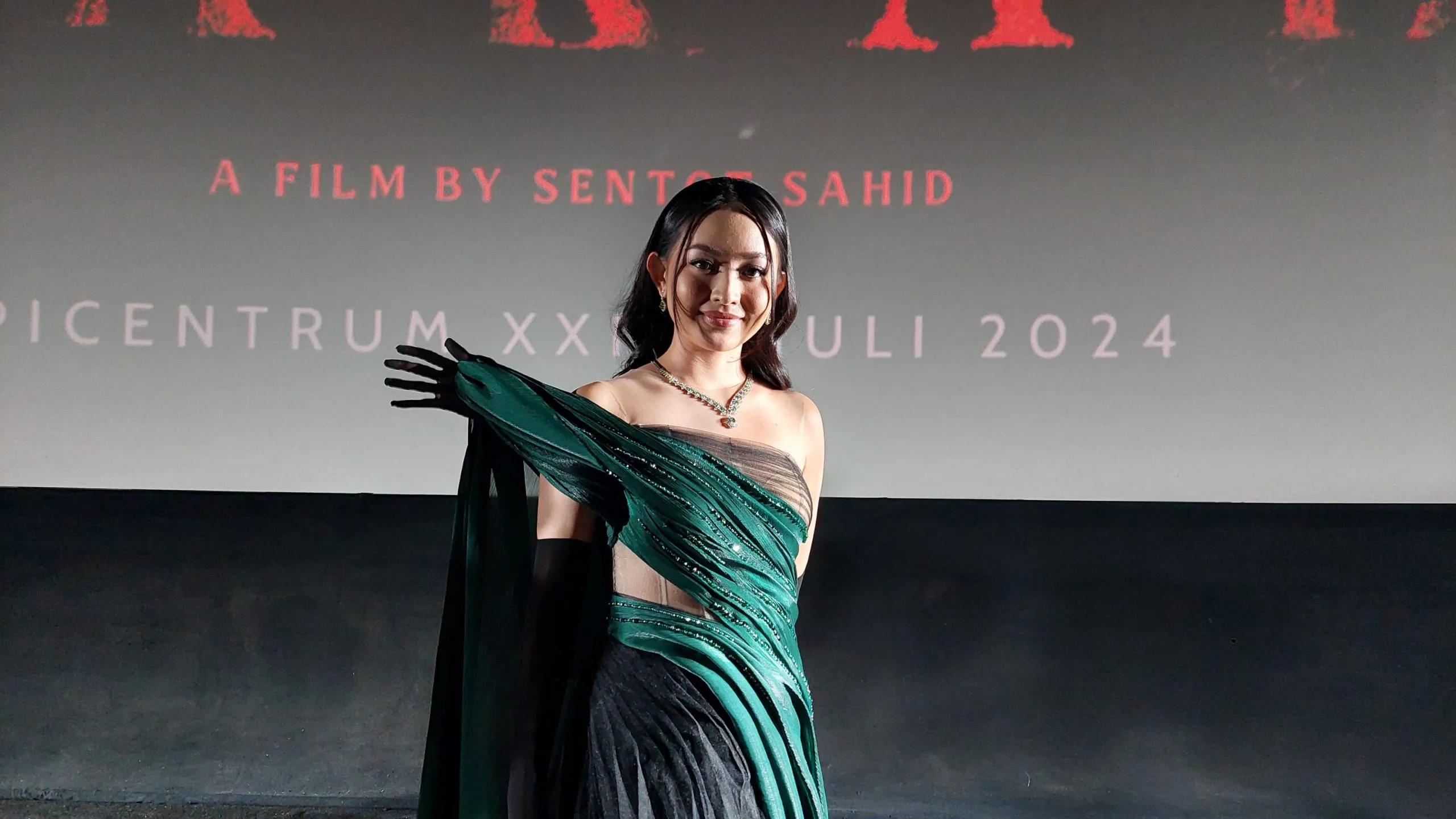 Natasha Wilona-Emir Mahira Saling Cium di Film Janji Darah