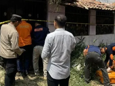 Geger penemuan dua kerangka mayat ibu dan anak di sebuah rumah yang telah lama kosong, di Perumahan Tanimulya Indah, Desa Tanimulya, Kecamatan Ngamprah, Kabupaten Bandung Barat, Senin (29/7). (Foto: Rubby Jovan/Antara)