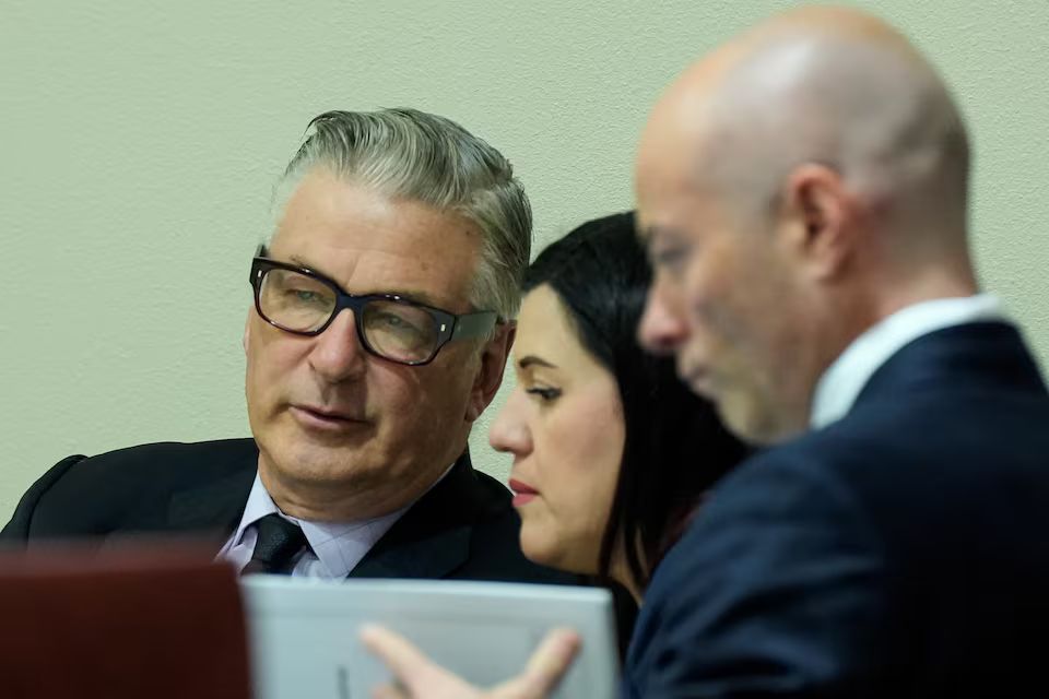 Aktor Alec Baldwin bersama pengacara pembelanya, selama persidangan kasus pembunuhan tak disengaja di pengadilan Santa Fe, Mexico City, AS, Jumat (12/7). (Foto: Reuters)