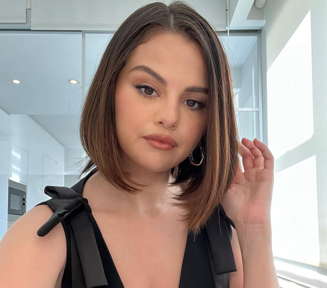 Gaya rambut untuk wajah bulat. Foto: Dok. Instagram @selenagomez