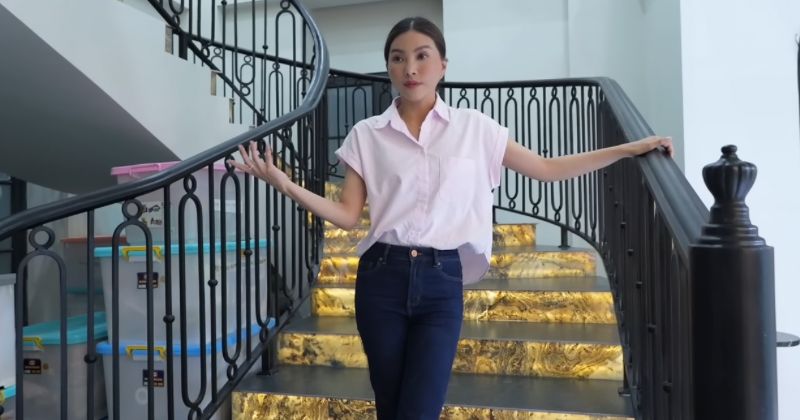 Tangga di rumah baru Sarwendah yang dirancang dapat menyala keemasan. (Foto: Youtube/Sarwendah Official)