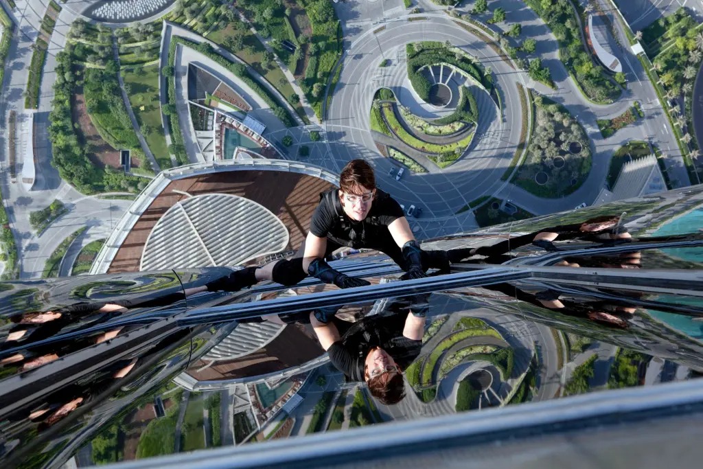 Tom Cruise saat memanjat Burj Khalifa, gedung tertinggi di dunia. (Foto: Dok. Net)