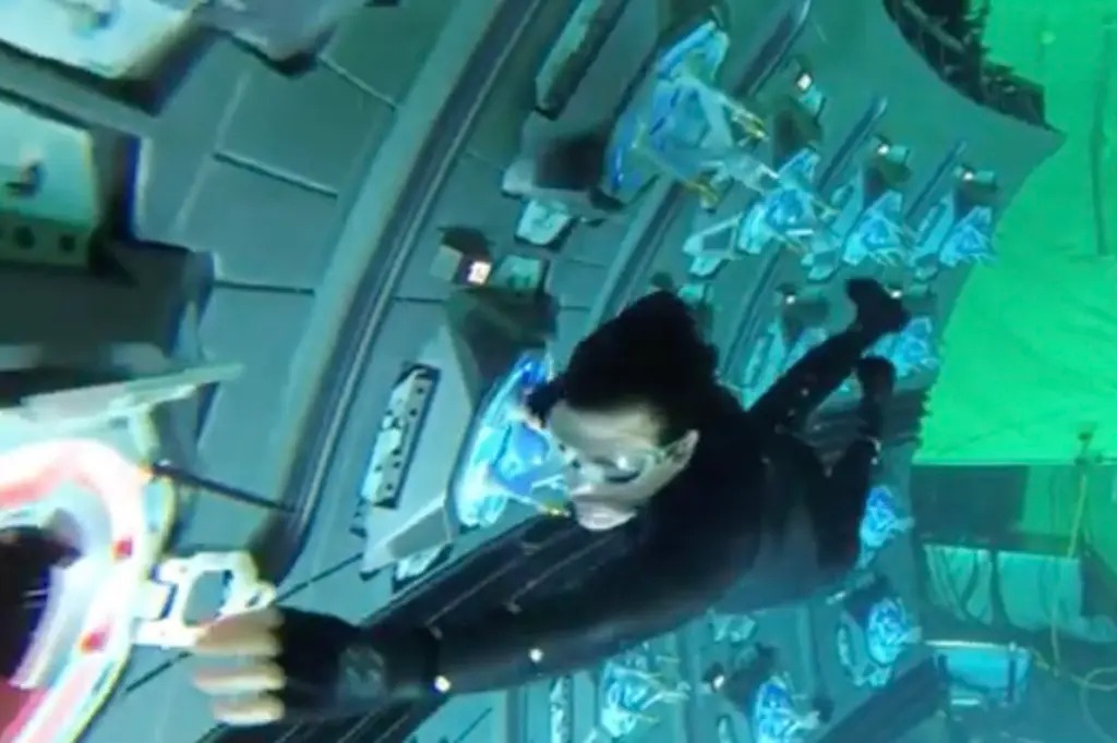 Tom Cruise saat menahan napas dalam air di Mission Impossible: Rogue Nation. (Foto: Dok. Net)