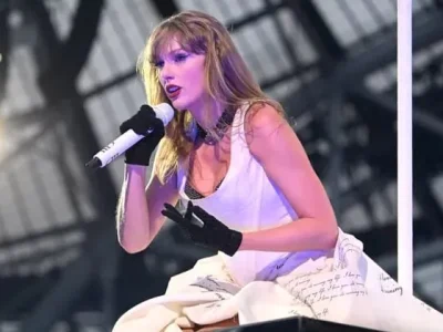 Taylor Swift terjebak di platform panggung selama konser Eras Tour keduanya di Dublin. Foto : CHARLES MCQUILLAN/TAS24/GETTY