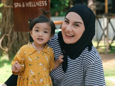 Irish Bella bersama putrinya. Foto: Dok. Instagram @_irishbella_
