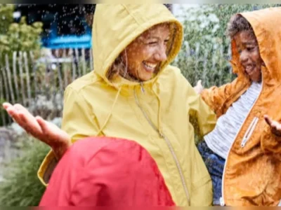 Ilustrasi Mandi Hujan (Foto : Gettyimages)