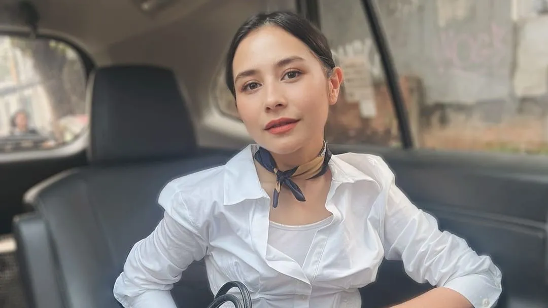 Diisukan Pacaran, Gaya Prilly Latuconsia Pakai Scarf Mirip Dikta