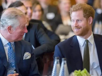 Raja Charles bersama dengan Pangeran Harry. Foto: Dok. X @RoyalFamily