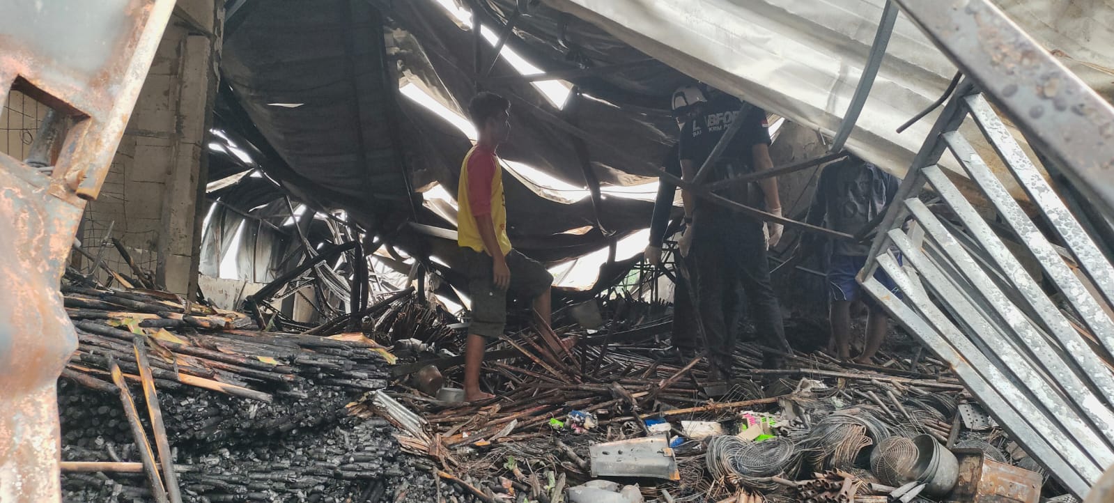 Asep bersama Puslabfor Polri Lakukan Olah TKP (Foto : Irfan Julyusman)