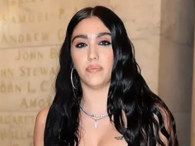 Lourdes Leon saat tampil dengan gaun mini bolong-bolong. Foto: Dok. PEOPLE/DIMITRIOS KAMBOURIS/GETTY