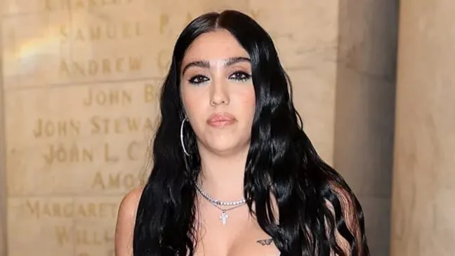Gaya Anak Madonna, Lourdes Leon Pakai Baju Bolong-bolong