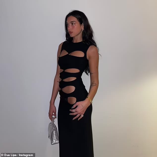 Gaun bolong-bolong Dua Lipa saat hadiri ulang tahun adik. Foto: Dok. DailymailUK