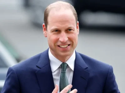 Pangeran William mengendarai skuter listrik di Kastil Windsor (Foto: Max Mumby/Getty)