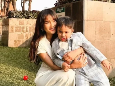 Fuji dengan Gala, anak mendiang Bibi dan Vanessa. Foto: Dok. Instagram @fuji_an