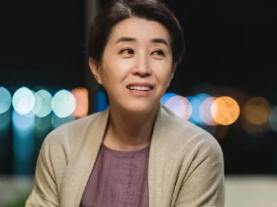Kim Mi Kyung saat berperan sebagai ibu tokoh utama dalam drama It's Okay Not to Be Okay. Foto: Dok. X @CjnDrama