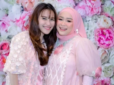 Ayu Ting Ting bersama dengan adik-nya, Syifa yang baru saja melahirkan anak kedua. Foto: Dok. Instagram @ayutingting92