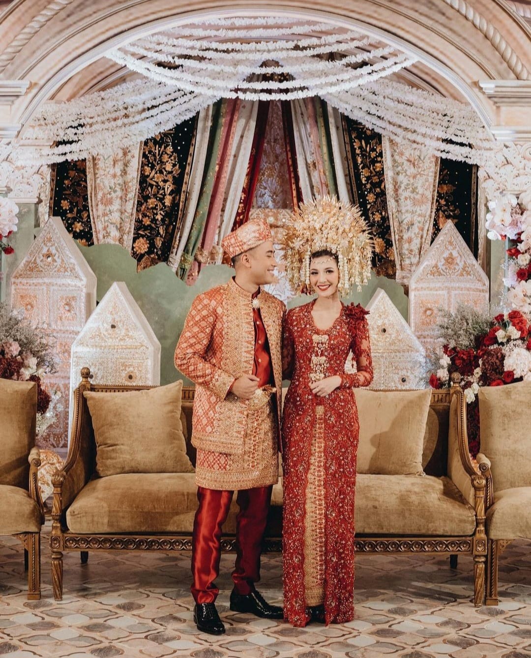 Sheila Dara dan Vidi Aldiano dalam pakaian adat Minang saat pernikahan. Foto: Dok. Instagram @thedharmawangsa