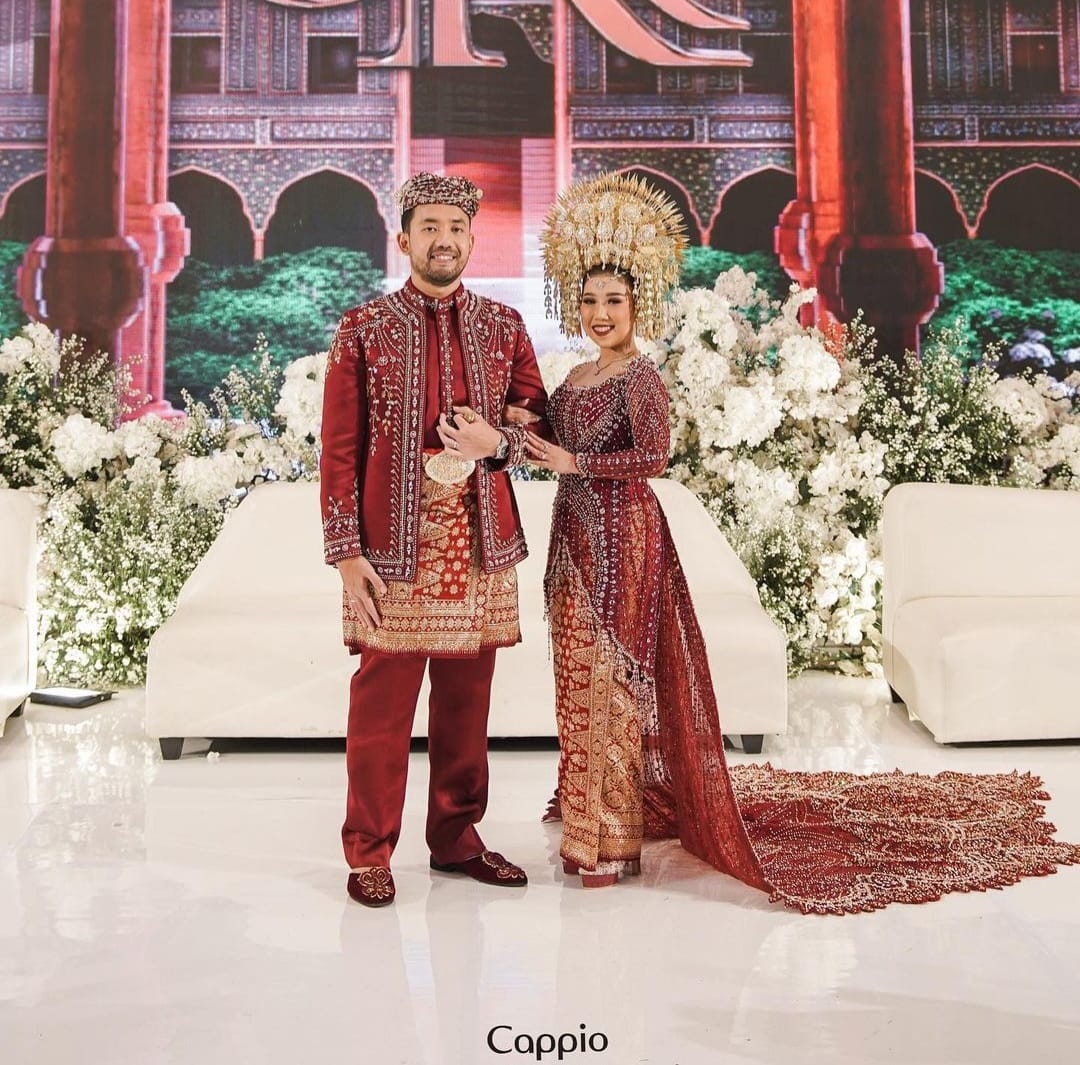 Kiky Saputri dan Muhammad Khairi saat menggelar pernikahan dengan adat Minang. Foto: Dok. Instagram @myrnamyura