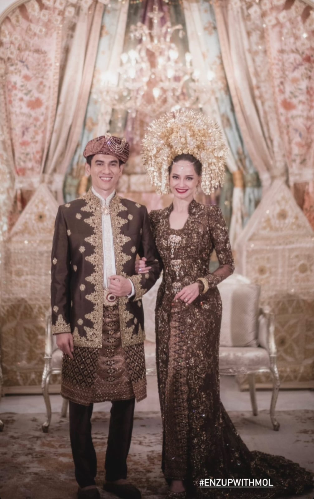 Pernikahan Enzy Storia dengan adat Minang dan pakaian berwarna coklat. Foto: Dok. Instagram @enzystoria