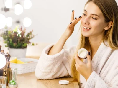 Ilustrasi menggunakan skincare. Foto: Dok. Freepik