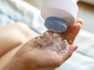 Ilustrasu bedak bayi yang ada kandungan 'talc' dapat memicu kanker. (Foto : Gettyimages)