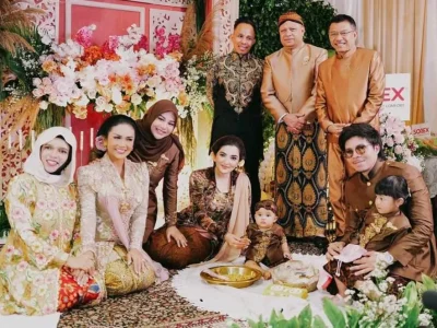 Aurel dan Atta serta keluarga tampil dalam balutan busana tradisional adat Jawa saat Tedak Siten (Foto: instagram/attahalilintar)