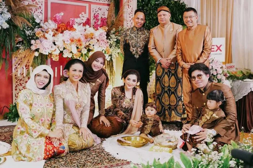 Gaya Couple Keluarga Atta-Aurel di Acara Tedak Siten Anak Keduanya