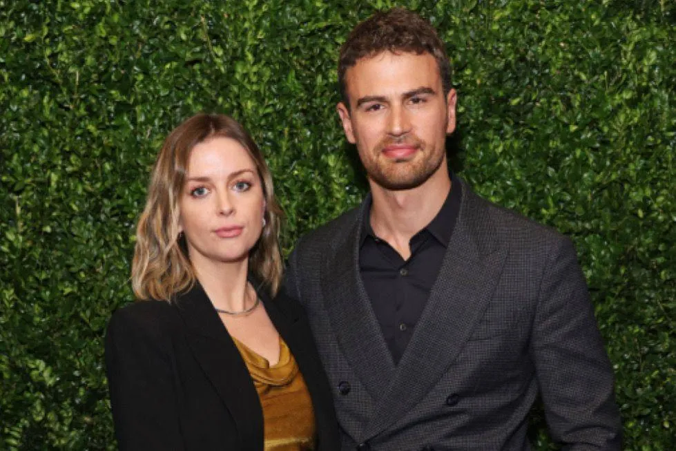 Theo James Lakukan Adegan Panas, Istri Disebut Wanita Sabar