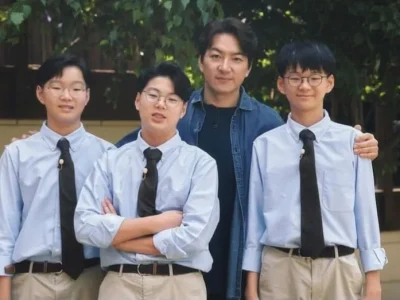 SONG TRIPLETS: Daehan, Minguk, Manse, bersama dengan ayah mereka. Foto: Dok. Instagram @youquizontheblock