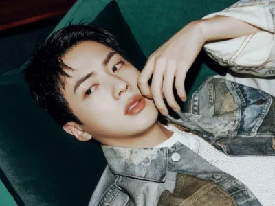 Jin BTS dalam pemotretan terbaru dengan Weverse Magazine. Foto: Dok. Weverse