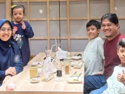 MENINGGAL: Dokter Helmi bersama dengan istri dan ketiga anaknya. Foto: Dok. Instagram @drg.angkyyhelmii