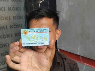 Ilustrasi Selfie dengan KTP (Foto : Irfan Julyusman/Nyata)
