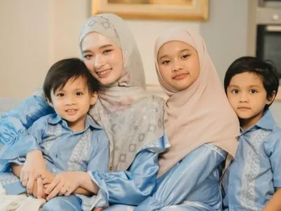 Mantan istri Virgoun, Inara Rusli bersama dengan tiga anaknya. Foto: Dok. Instagram @mommy_starla