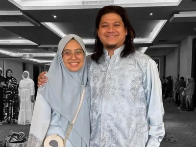 Dokter Helmiyadi bersama dengan istri. Foto: Dok. Instagram @drg.angkyyhelmii