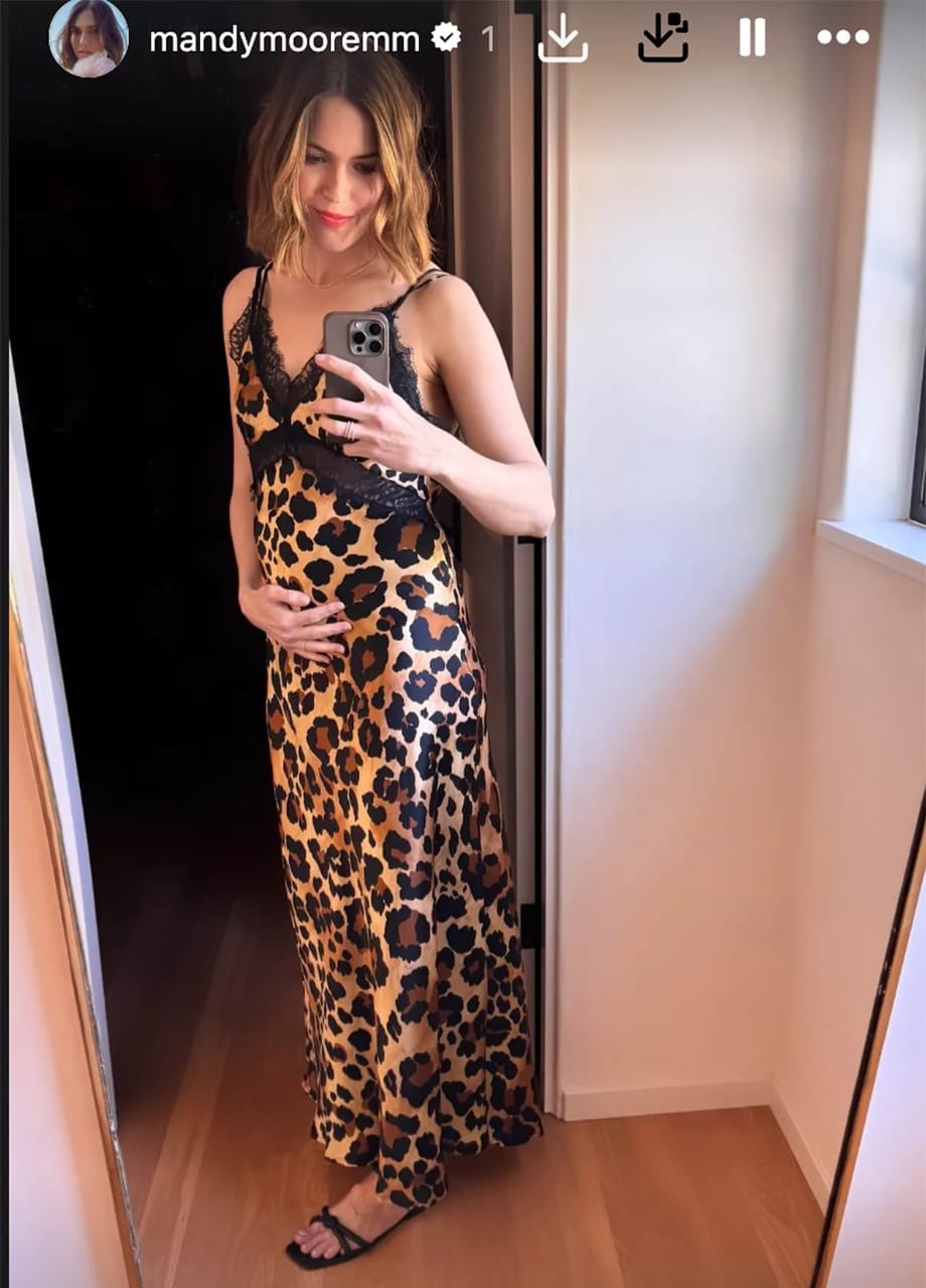 Mandy Moore pamer perut buncin hamil anak ketiga. Foto: Dok. PEOPLE