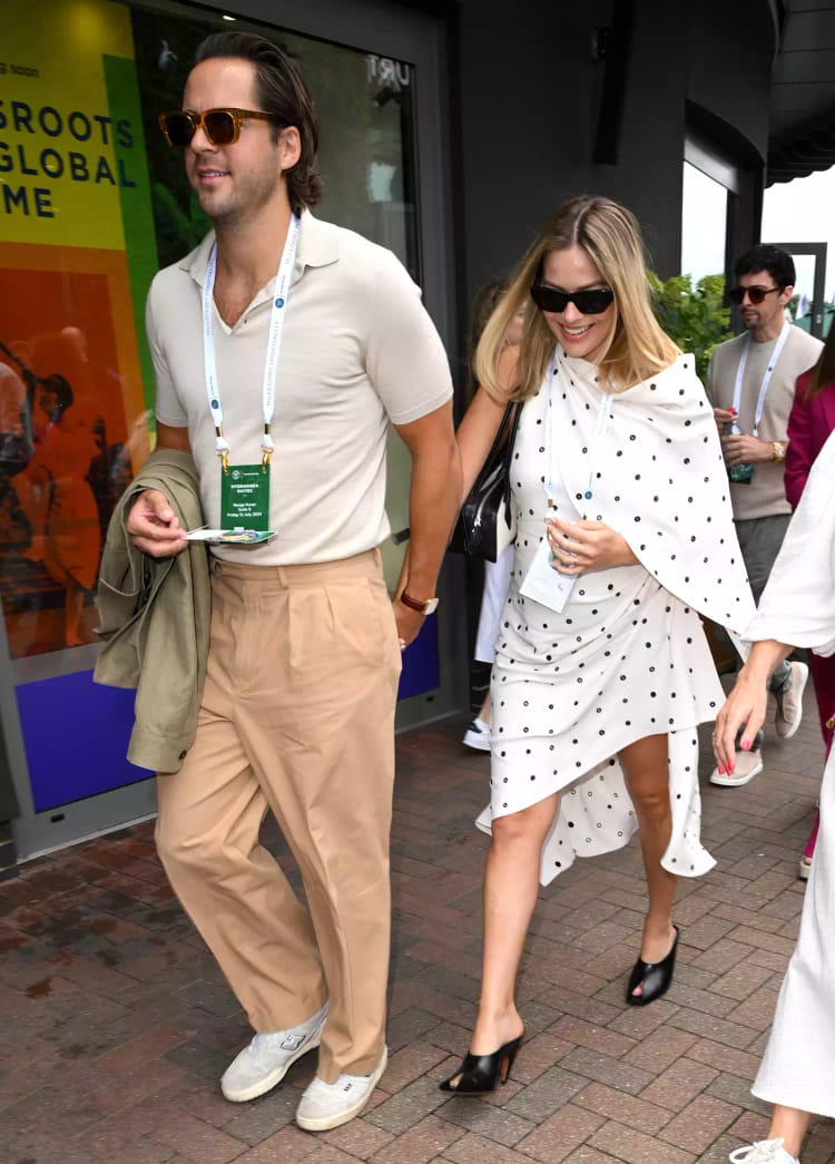 Margot Robbie dan suami saat muncul pertama kali usai kabar hamil. Foto: Dok. Karwai Tang/Wire Image