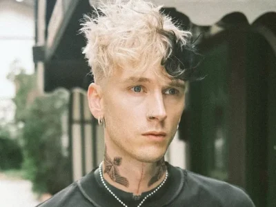 Machine Gun Kelly kini punya taring seperti vampir. Foto: Dok. Instagram @machinegunkelly
