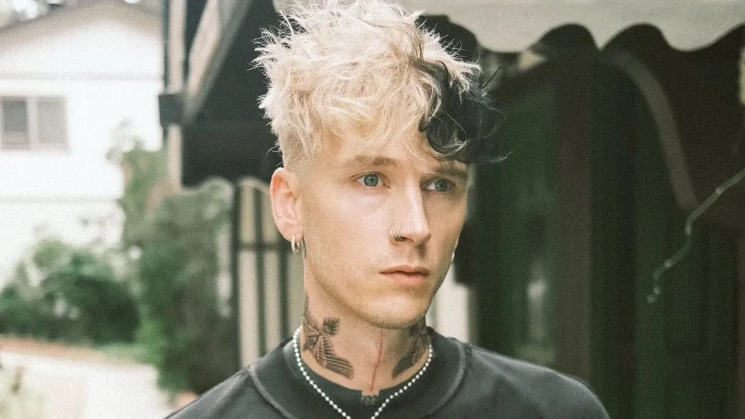 Usai Hitamkan Tubuh, Machine Gun Kelly Kini Punya Taring Vampir