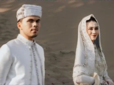 Prewedding Aaliyah dan Thariq di tempat padang pasir memakai baju adat Minang. Foto: Dok. Instagram @thariqhalilintar