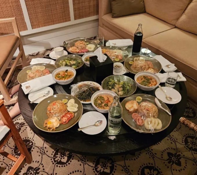 Makanan turis yang belum tersentuh karena lebih dulu keracunan sianida. Foto: Dok. Royal Police Thailand/CNN
