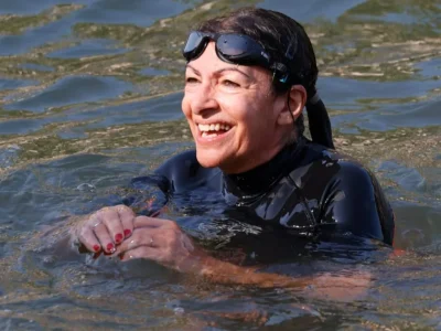 AMAN OLIMPIADE: Wali Kota Paris Anne Hidalgo berenang di Sungai Seine. (Foto : ABDUL SABOOR/Reuters)
