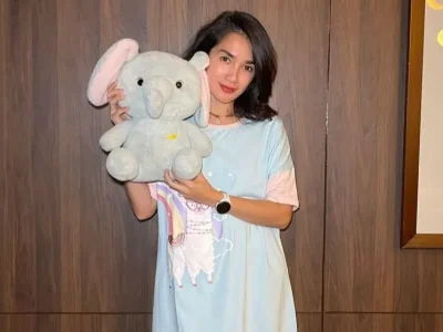 Ussy Sulistiawaty pakai daster saat acara ulang tahun. Foto: Dok. Instagram @ussypratama