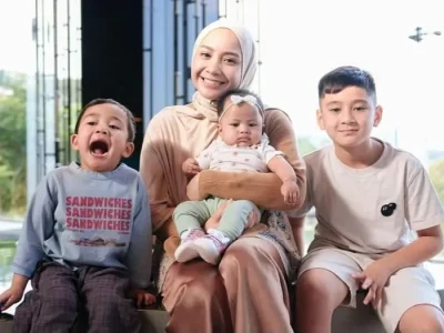 Nagita bersama Rafathar, Rayyanza, dan Lily. Foto: Dok. Instagram @raffinagita1717