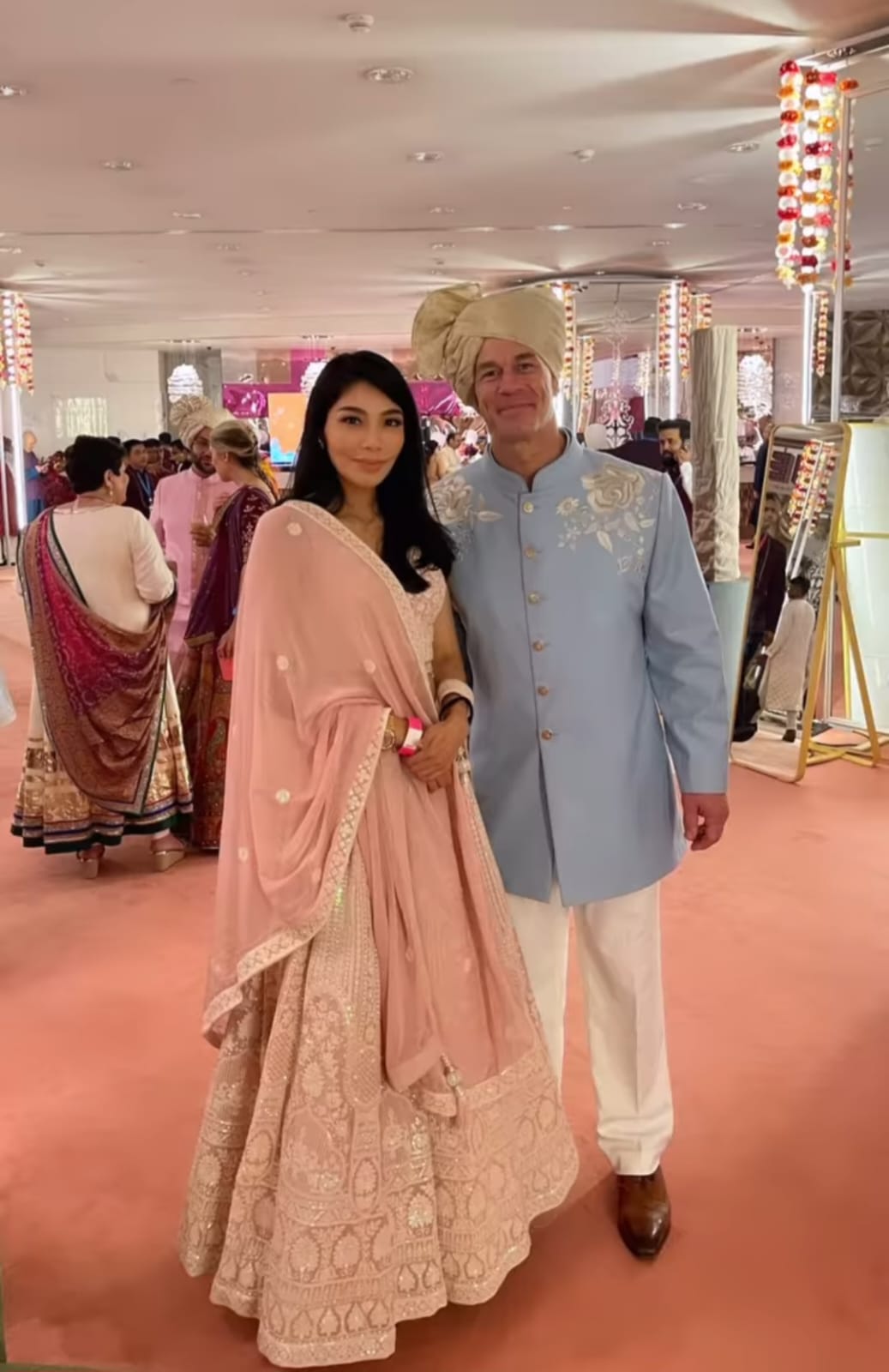 dr Irene menggunakan pakaian sari khas India saat berfoto dengan John Cena. Foto: Dok. Instagram @dr.irene13