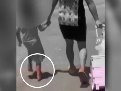 Anak perempuan usia 6 tahun dihukum ibunya berjalan tanpa alas kaki. Foto: Dok. YouTube TaiwanPlus News