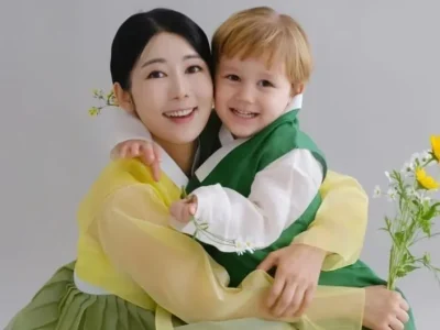 Sayuri bersama dengan anaknya, Zen. Foto: Dok. Instagram @sayuriakon13