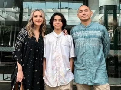 BCL bersama dengan anak dan suaminya, Tiko Aryawardhana. Foto: Dok. Instagram @itsmebcl