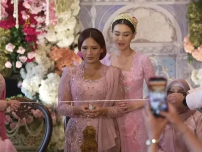 Zahwa dan Aaliyah Massaid saat prosesi langkahan. Foto: Dok. YouTube Thariq Halilintar