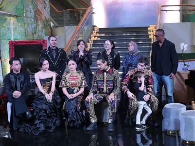 Marshanda dan semua kru series 'Jangan Salahkan Aku Jika Selingkuh' setelah syuting. (Reza Wibisono)